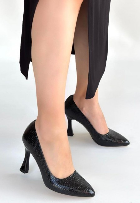 Merio Siyah Baskılı Rugan Topuklu Ayakkabı Merio Siyah Baskılı Rugan Topuklu Ayakkabı