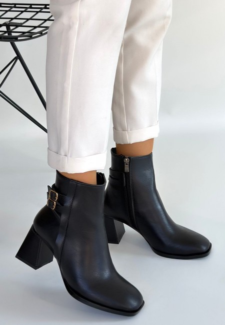 Kanda Siyah Cilt Topuklu Bot Kanda Siyah Cilt Topuklu Bot