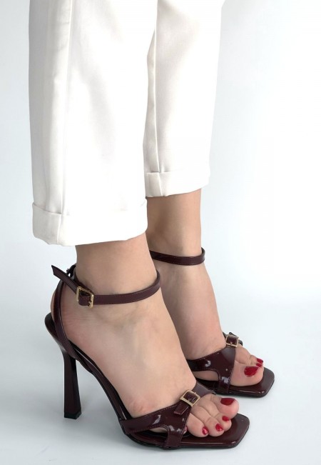Mirge Bordo Rugan Topuklu Bilekten Kemerli Ayakkabı